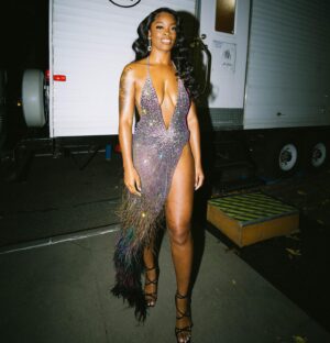 Ari Lennox Instagram - Gone head and live in it ❤️

Dress by the legendary @jolleson styled by @danasia_sutton