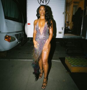Ari Lennox Instagram - Gone head and live in it ❤️

Dress by the legendary @jolleson styled by @danasia_sutton
