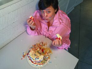 Ariane Moffatt Instagram - Combattre le feu par le jeu, un gâteau (fait au QUÉBEC) à la fois!!!!🍰