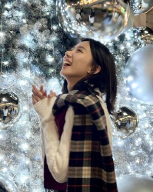 Arlena Chang Instagram - 中山站的聖誕樹每天都圍滿了人在拍照
我之前路過還嗤之以鼻，想說這麼多人怎麼可能拍到好照片
隨便拍一張 絕美啊啊啊
我立刻回家化妝再回來拍🤣

聖誕快樂
希望大家都溫暖幸福、吃著美食、睡著好覺