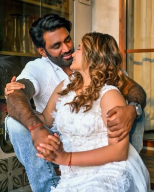 Arti Singh Instagram - Nau mahine  ho gaye aaj shadi ko ❤️ @dipakchauhan09