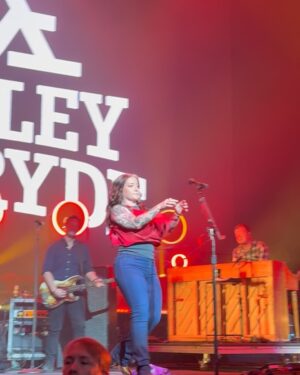 Ashley McBryde Instagram - Biggins. // whiskeyriff.com 

🎥: Mtench16 (TikTok)