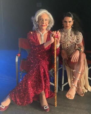 Assucena Assucena Instagram - “Insubmissas” em exibição com entrada franca nessa terça dia 19/11 às 20h no Museu da Imagem e do Som @mis_sp 

Uma honra poder cantar esse tango de Gardel para a transcestral Divina Valéria … deixo aqui o registro de minha participação especial no filme como a cantora Nina. Nina representa uma nova geração que homenageia e celebra Divina Valéria que completa 60 anos de carreira e 80 de vida. O filme também é dirigido por outra mulher trans, a querida Luh Maza, uma cineasta reconhecida - o que torna esse encontro especial para ela.] 🙌🏽✨❤️

“Nada Somos”, é um capítulo, como um curta, dentro do longa-metragem antológico “Insubmissas” formado por quatro histórias de escritoras brasileiras do século XIX adaptadas e dirigidas por cineastas do dia de hoje, sendo elas próprias mulheres das minorias subrepresentadas no cinema, como mulheres trans, lésbicas, negras ou de fora do eixo Rio-SP.

Fazem parte dessa coletânea idealizada e com direção-geral de @carolbbenjamin com produção da @dazafilmes os capítulos “Duas Noivas”, com direção de @taisamordivino e @jessicamarquesatriz @marciagomeslimma e @alana.ayoka no elenco; “Nada Somos”, com direção de @luhmaza e @divinavaleriaoficiall, @assucenaassucena @petrin_aa e @mawusi_tulani no elenco; “Tarde Demais”, com direção de @juliakatharine_ e com @nomaccegilda  @papaiquecorre e @bolzanrodrigo no elenco; e “Nevrose”, com direção de @ana.carmof e com @josi_varjao @taiempaz e @sarabarbosasc no elenco. 

Equipe “Insubmissas”

Dreção geral: @carolbbenjamin
Produção executiva: @mariab_barreto e @danivllnv
Produção: @carolbbenjamin @leandraleal @mariab_barreto e @ritanevestoledo
Produção associada: @luhmaza
Roteiro: peltier_clara
Montagem: @carolbbenjamin
Finalização: @psychonlook
Música original: @edsonsecco 
Pos-produção de som: @sonideria.pos
Cor: @marciopasqualino