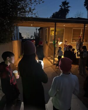 Autumn Reeser Instagram - A cozy California Christmas. 🌴 

-Caroling
-Cousins
-Cards 
-Carousing 
-Communing

💖