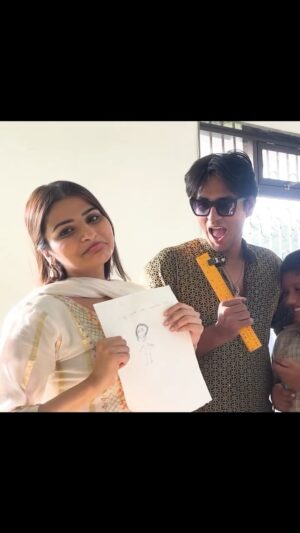 Avantika Dasani Instagram - We visited a government school and the climax left everyone in good laughs!

@avantikadassani took us to @saturdayartclass and the experience was just blissful as all the artistic realms were unlocked!

Full video on YT(link in bio)
