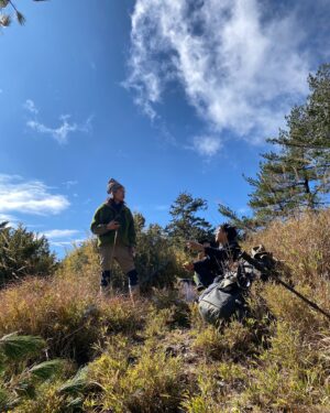 Aviis Zhong Instagram - 我和奇萊山有一段無法攻頂的過往，
第一次開到松雪樓，天候不佳無法出發。
第二次踢到成功山屋隔天大雨撤退差點失溫。
這是第三次，踢到了稜線大風雪上不了北峰也進上不了主峰。
曾在屏風山頂遙望著隔壁的奇萊北峰，也在黑水塘山屋遙望著冰雪覆蓋的奇萊峰頂，奇萊呀！奇萊！妳真是頑皮😩
但零度下的一路上妳帶給我的風景與回憶無數，
這樣就很美好了，謝謝我的山友們和奇萊大山❤️

@raul_iam 
@kairchen 
@pankuancheng 

黃色放風防水上衣： @arcticfox_tw 
黑色帽子： @thenorthface_tw 
雪衣： @patagonia_tw 
綠色毛外套： @patagonia_tw 

#奇萊山