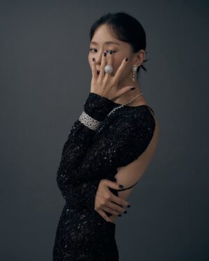 Aviis Zhong Instagram - 謝謝Hedi親自設計的Céline 高訂
和美麗的Harry Winston,
我覺得我今天很有自信，
也謝謝陪我走紅毯的你們❤️

Dress: @celine 
Jewelry : @harrywinston 
Stylist： @blancyuan_ @yvette_fungi 
Photographer: @kairchen @kairchen_film 
Make-up: @flychickaz 
Hair: @stonelin0123 

@goldenbellawards 

#GBA59 #celine #harrywinston #金鐘獎  #hedislimane #redcarpet