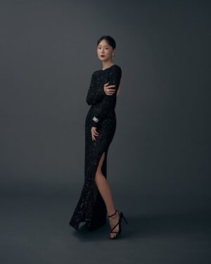 Aviis Zhong Instagram - 謝謝Hedi親自設計的Céline 高訂
和美麗的Harry Winston,
我覺得我今天很有自信，
也謝謝陪我走紅毯的你們❤️

Dress: @celine 
Jewelry : @harrywinston 
Stylist： @blancyuan_ @yvette_fungi 
Photographer: @kairchen @kairchen_film 
Make-up: @flychickaz 
Hair: @stonelin0123 

@goldenbellawards 

#GBA59 #celine #harrywinston #金鐘獎  #hedislimane #redcarpet