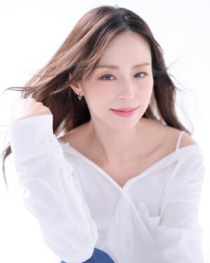 Aya Hirano Instagram - 宣材写真が新しくなりました.｡.:*☆
⁡
2019年に撮って以来だったので、5年ぶり！
⁡
そろそろ色々なところで目にする機会が増えるタイミングだったので、
公式で先にお披露目です(*´꒳`*)
⁡
ツアーの写真もメインビジュアルを撮るまでは、
宣材のアザーだよ。(横っちょ向いてるやつ)
⁡
⁡
という訳で、情報解禁が年末にかけて増えてきます！
お楽しみに〜˚✧₊⁎❝᷀ົཽ≀ˍ̮ ❝᷀ົཽ⁎⁺˳✧༚
⁡
⁡
#ayahirano
#平野綾