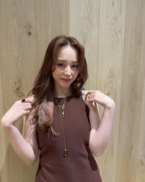 Aya Hirano Instagram - NHK Eテレ『グレーテルのかまど』
“ベルサイユのばら”のブリオッシュが放送中！
⁡
マリー・アントワネットが母 マリア・テレジアに宛てた書簡の一部を朗読させていただきました。
⁡
美味しいブリオッシュのレシピと一緒に、
是非ご覧ください♡
⁡
⁡
【放送日】
初回放送：2025年1月20日（月）22:00～22:24（Eテレ）
再放送：2025年1月29日（水）15:10～15:34（Eテレ）
総合再放送：2025年1月27日（月）11:05～11:29（NHK総合）
国際放送：2025年1月21日（火）01:15～01:39 ※日本時間
2025年1月26日（日）14:35～14:59 ※日本時間
⁡
⁡
tops・pants : @un3d_official
necklace : @annemariechagnon_jp
rings : @__ripsalis__・@cn_online114・@enn._official
accessories : @rhodes_showroom
⁡
⁡
#グレーテルのかまど
#ベルサイユのばら
#マリーアントワネット
#ayahirano #平野綾