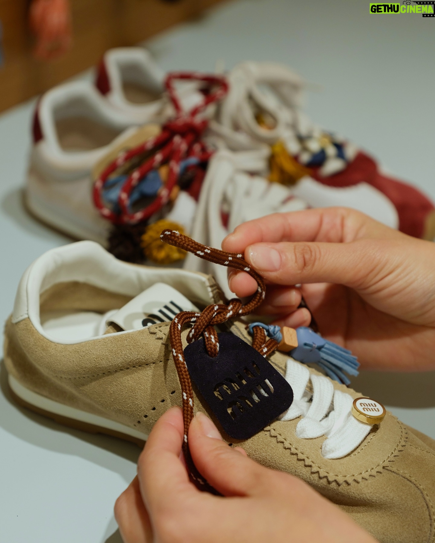 Ayaka Miyoshi - 113.9K Likes - -Miu Miu-
Miu Miu Gymnasium Pop-Up Store
<伊勢丹新宿店 本館1 階 ザ・ステージ /
2階 婦人靴/プロモーション>
2025/2/5~2/11
<阪急うめだ本店1階 コトコトステージ 11>
2025 2/26~3/4
伊勢丹新宿店 本館2階 婦人靴 <ミュウミュウ> と阪急うめだ本店では
購入したスニーカーをカスタマイズすることができる
ミュウミュウ カスタム スタジオもオープン🧚🏻♀️
#MiuMiu
#MiuMiuGymnasium
#pr
@miumiu