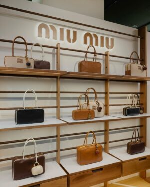 Ayaka Miyoshi Instagram - -Miu Miu-

Miu Miu Gymnasium Pop-Up Store

＜伊勢丹新宿店 本館1 階 ザ・ステージ / 
  2階 婦人靴/プロモーション＞
2025/2/5~2/11

＜阪急うめだ本店1階 コトコトステージ 11＞
2025 2/26~3/4

伊勢丹新宿店 本館2階 婦人靴 ＜ミュウミュウ＞ と阪急うめだ本店では
購入したスニーカーをカスタマイズすることができる
ミュウミュウ カスタム スタジオもオープン🧚🏻‍♀️

#MiuMiu
#MiuMiuGymnasium
#pr
@miumiu
