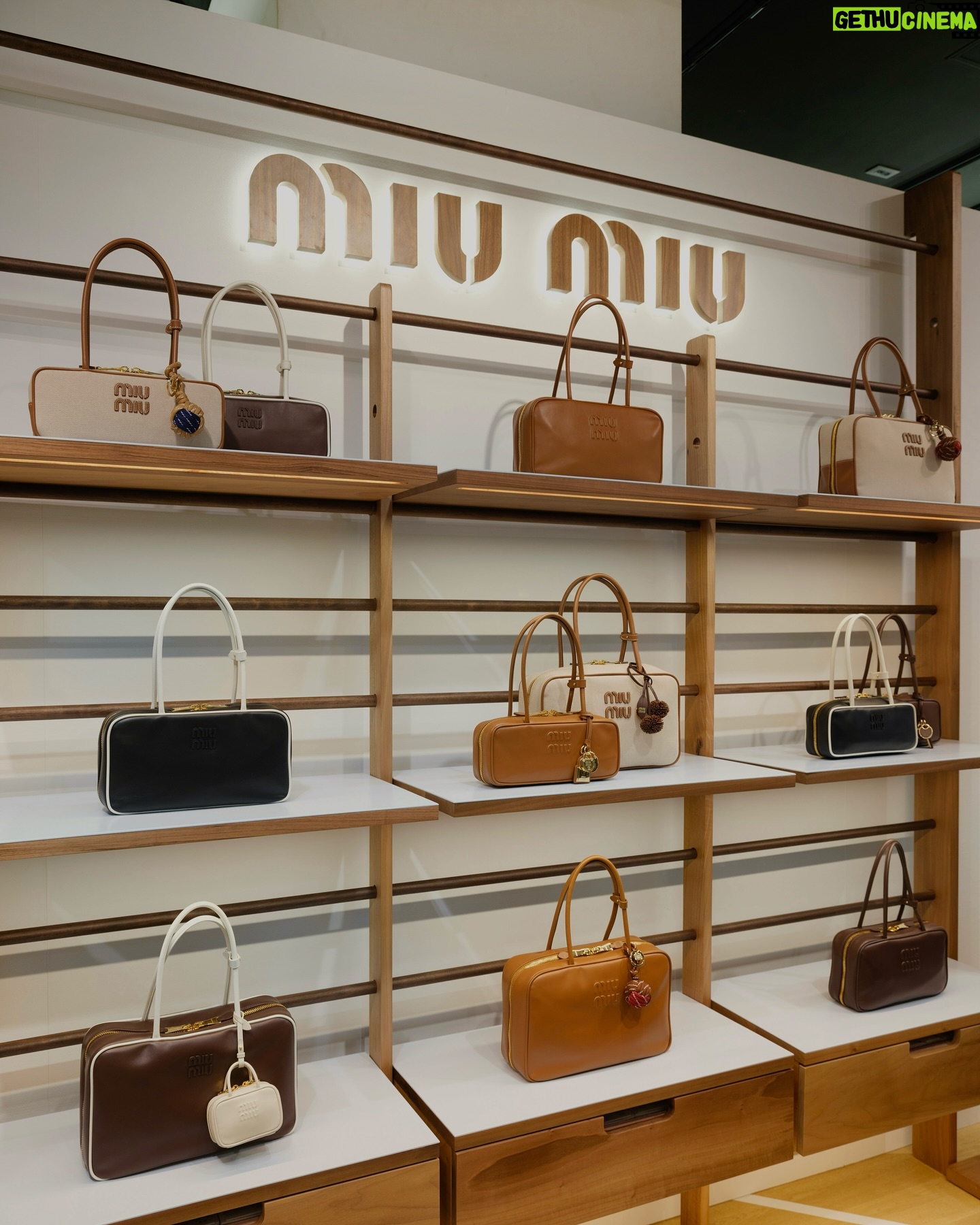 Ayaka Miyoshi - 113.9K Likes - -Miu Miu-
Miu Miu Gymnasium Pop-Up Store
<伊勢丹新宿店 本館1 階 ザ・ステージ /
2階 婦人靴/プロモーション>
2025/2/5~2/11
<阪急うめだ本店1階 コトコトステージ 11>
2025 2/26~3/4
伊勢丹新宿店 本館2階 婦人靴 <ミュウミュウ> と阪急うめだ本店では
購入したスニーカーをカスタマイズすることができる
ミュウミュウ カスタム スタジオもオープン🧚🏻♀️
#MiuMiu
#MiuMiuGymnasium
#pr
@miumiu