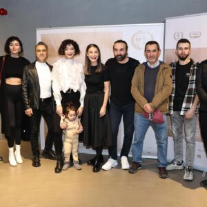 Ayşenil Şamlıoğlu Instagram - Ne yapmışım bitirdiğimiz şu yılda diye dönüp baktığımda sevgili Ece Dizdar’ın ilk yönetmenliği Mükemmel bana ayrı bir mutluluk verdi.Oyuncu arkadaşımın hem senaryosunu hem yönetmenliğini üstlendiği bir işte olmak heyecan ve gurur vericiydi.
Özlem Öçalmaz kendi bebeğiyle filmde yer aldı ve sette her şey bebeğe göre titizlikle düzenlendi.Serdar Orçin ve Özlem’le birlikte bir işte ilk kez yer aldım yan yana gelmek keyif vericiydi.Görüntü yönetmenimiz Eyüp Boz daha öce pek çok kez çalıştığım sette görünce çığlık attığım biri oldu.Müzik Ayberk Konca kurgu Selda Taşkın veeeeee sevgili yapımcı Tayfur Aydın iyi ki varsın büyük desteğin hep bizlerle beraber,sana yürek dolusu teşekkürler.
Ece Dizdar ona inanan  çok profesyonel bir ekiple yola çıktı kamera önü ve arkasında ve hak ettiği Altın Portakal’ı aldı,onu nice işlerde alkışlamak dileğiyle…
#mükemmel #ecedizdar