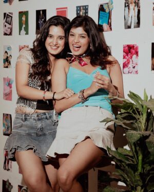 Ayushi Khurana Instagram - Hello 2025 💕