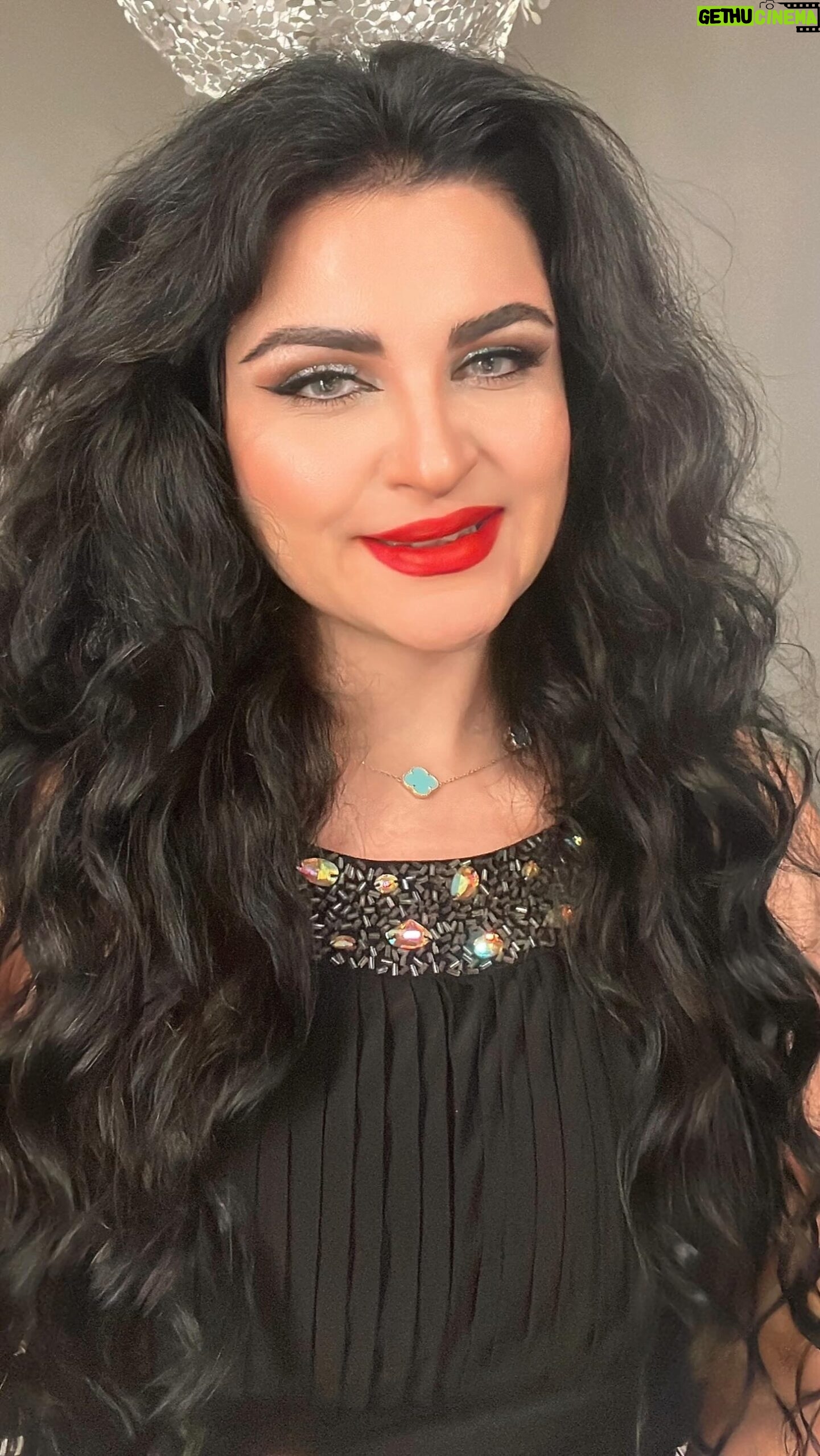 Azadeh Porbaha - 1.1K Likes - Happy new year 2025 💥🎆🎊
#wintermakeup
@azade_makeupartist83
#freelancemakeupartist #ماكياج