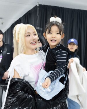 Bada Instagram - 가족과 함께 행복한 연휴 보내세요 💖👩‍❤️‍💋‍👨🫶🏻👩‍❤️‍💋‍👨💕

#행복한 #설날 #연휴 #바다