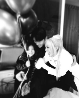 Bada Instagram - 가족과 함께 행복한 연휴 보내세요 💖👩‍❤️‍💋‍👨🫶🏻👩‍❤️‍💋‍👨💕

#행복한 #설날 #연휴 #바다