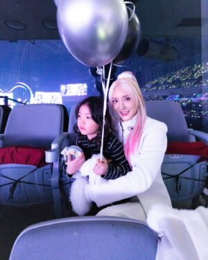 Bada Instagram - 가족과 함께 행복한 연휴 보내세요 💖👩‍❤️‍💋‍👨🫶🏻👩‍❤️‍💋‍👨💕

#행복한 #설날 #연휴 #바다