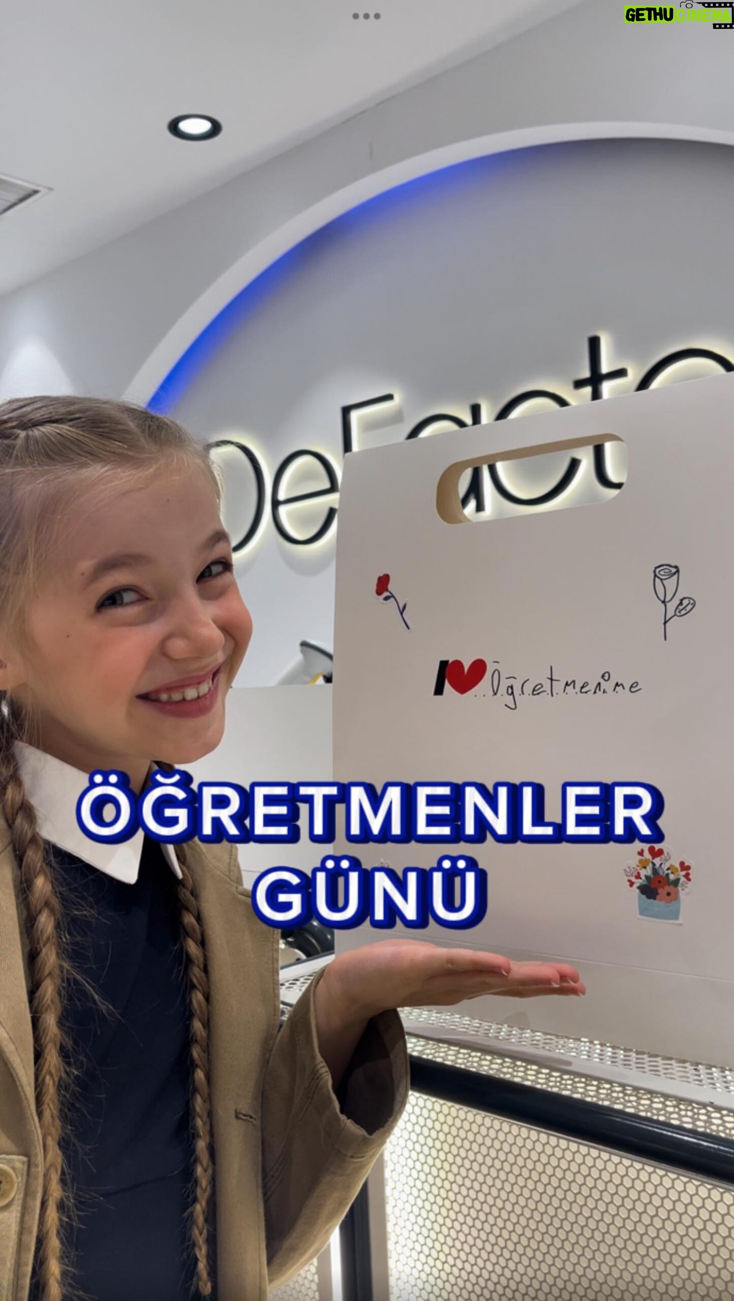 Bade Arazlı - 15.6K Likes - Kıymetli öğretmenim için önce bir şiir yazıp ardından DeFacto’dan çok şık bir kombin seçerek “Öğretmenler Günü” hediyemi hazırlıyorum. Çünkü #ÖğretmenimeDeFactoYakışır
Tüm öğretmenlerimizin öğretmenler günü kutlu olsun!❤️
Siz de öğretmenler günü için DeFacto mağazalarına gidebilir, her şeyin en güzeline layık öğretmenlerimize yakışır hediyeler bulabilirsiniz 💫
#işbirligi #defacto @defacto