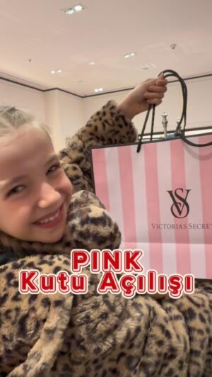 Bade Arazlı Instagram - Kızlar koşun, “Pink Kutu Açılışı” yapıyorum 🥳
Reklam yok, kendi alışverişimden tavsiye ✨
#BadeArazlı #KutuAçılımı #Alışveriş #AlışverişVlog #BenimleBirGün #VicutSpreyi #ASMR