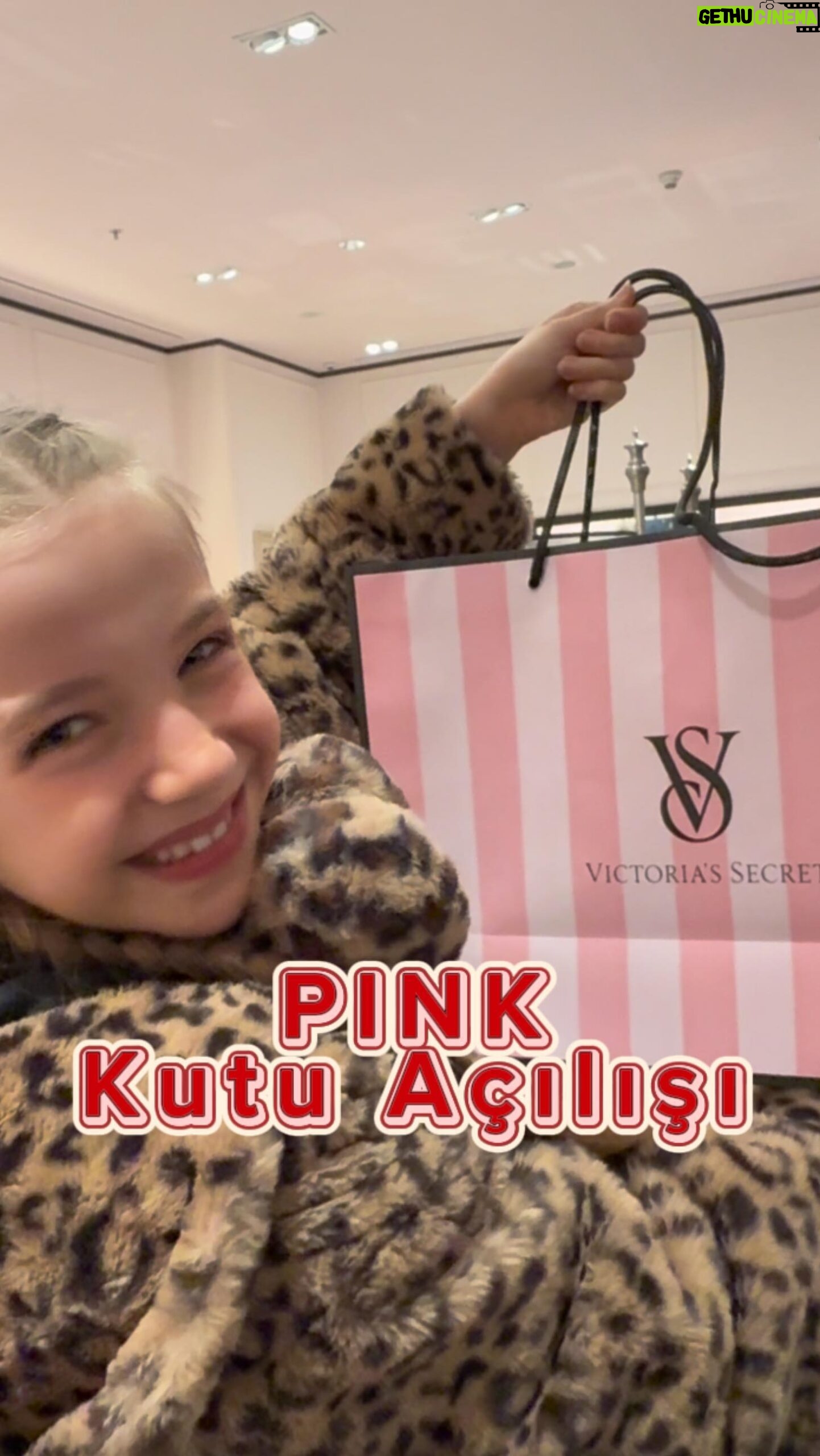 Bade Arazlı - 3.4K Likes - Kızlar koşun, “Pink Kutu Açılışı” yapıyorum 🥳
Reklam yok, kendi alışverişimden tavsiye ✨
#BadeArazlı #KutuAçılımı #Alışveriş #AlışverişVlog #BenimleBirGün #VicutSpreyi #ASMR