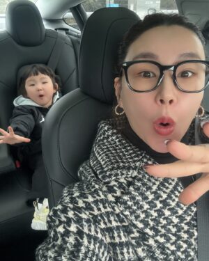 Bae Yoon-jung Instagram - 오늘은 키카출동이다‼️
기분이 좋은 쨀🤓 언제이렇게커서 엄마랑놀아주는지..
우리는 베프🖤
.
.
#엄마랑아들#43개월아기 #재율이네