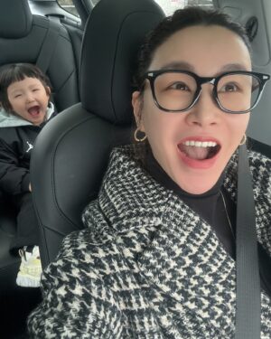 Bae Yoon-jung Instagram - 오늘은 키카출동이다‼️
기분이 좋은 쨀🤓 언제이렇게커서 엄마랑놀아주는지..
우리는 베프🖤
.
.
#엄마랑아들#43개월아기 #재율이네