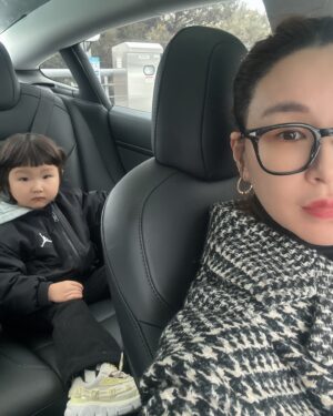 Bae Yoon-jung Instagram - 오늘은 키카출동이다‼️
기분이 좋은 쨀🤓 언제이렇게커서 엄마랑놀아주는지..
우리는 베프🖤
.
.
#엄마랑아들#43개월아기 #재율이네
