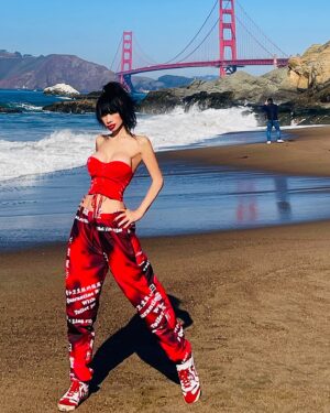 Bai Ling Instagram - Haha I am obsessed with this song do you? Sharing 20pics of me on the #goldengatebridge what an #amazing #sunnyday during my #dayoff #filming in #sanfrancisco that I went everywhere in San Francisco sighting the city’s fabulous beauty. . Which pic do you like? 

Feel #blessed to have the beauty of nature reflecting in my eyes and in my heart’s joy and excitement about life, I believe this is all we are the one  that is making it when our heart is dancing with joy, then what we see is the outside world matching us, giving us what we feel inside. 

I keep #singing this song and eventually my friend found it and we play it in the car, passing beautiful farms and #cows and #horses and beautiful #deers that they are just there living their lives, eating peacefully not pay any attention to anything. So simply in harmony. 

Even though it is winter so cold, still I went to play with the ocean’s big waves, lost in a beautiful deep forest #hiking #eating fresh #oysters on the seaside, some #frenchfood of cause cafe ,watched #goldengate bridge shining it’s glory in different times lights, morning evening, so stunningly beautiful I have been seen it from far away over the #baybridge where my film set is.

Amazing how everyday when the #production car picke me up to #filmset , I see the Golden Gate Bridge from so far away it seamed so so small like a toy, then when I am on it, it is so big and #stunning #powerful .

Well tomorrow to #movieset I will see it become so small again. Anything is about perspective and distance.

Cookie: Knowing that when our perspective changes then the nature of things change too, therefore when we are in trouble or in difficulties, all we have to do is just to change and shift our perspective then things will then charge too. This is exactly how you change your situations from negative to positive. We have the tools to make it the way we want it to be. Beauty is in the eyes of beholders. 

Love from sanfrancisco 💝😛👍

Click the link in my bio or just type in Google: Bai Ling Hollywood Shop to get your 2025 gifts 🎁🔮🧧
https://www.bailinghollywoodshop.com/

#bailingmovie #fashion #portraitphotography #positivevibes #positivity #白靈電影 #白靈時尚