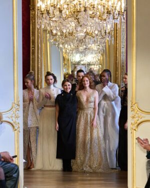 Barbara Meier Instagram - Paris Haute Couture Fashion Week ✨
Fashion Show for @inclover.brand 

Nach 15 Jahren war ich wieder auf dem Laufsteg der Pariser Fashion Week. So schön, dass man mittlerweile auch als Frau über 35 und als zweifach Mama auf den Laufsteg darf.
Die Kollektion ist ein Traum und die Designerin von Inclover eine echt bemerkenswerte tolle Frau! ❤️

Danke @mephistophelesproductions für die tolle Organisation! 💋

#fashionweek #hautecouture #parisfashionweek #inclover #runway #momoftwo #couture #paris #frauenpower