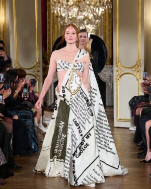 Barbara Meier Instagram - Bei der Fashion Show von @lena_erziak durfte ich das  Statement-Kleid tragen! „Hope“ „LGBTQ “ „Respect“ und viele andere Werte sind mit großen Buchstaben aufgenäht.

Eine Erinnerung an die Werte, für die wir uns einsetzen sollten.
Als @unicef_austria Ehrenbeauftragte finde ich vor allem „Education“ wichtig, weil ich bei meiner Arbeit für UNICEF immer wieder sehe, wie wichtig Bildung vor allem für Mädchen ist und wie eine gute Schulbildung oft eine ganze Familie aus der Armut befreien kann.

#hautecouture #fashionweek #paris #parisfashionweek #couture #statementdress #education #werte