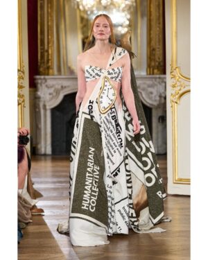 Barbara Meier Instagram - Bei der Fashion Show von @lena_erziak durfte ich das  Statement-Kleid tragen! „Hope“ „LGBTQ “ „Respect“ und viele andere Werte sind mit großen Buchstaben aufgenäht.

Eine Erinnerung an die Werte, für die wir uns einsetzen sollten.
Als @unicef_austria Ehrenbeauftragte finde ich vor allem „Education“ wichtig, weil ich bei meiner Arbeit für UNICEF immer wieder sehe, wie wichtig Bildung vor allem für Mädchen ist und wie eine gute Schulbildung oft eine ganze Familie aus der Armut befreien kann.

#hautecouture #fashionweek #paris #parisfashionweek #couture #statementdress #education #werte