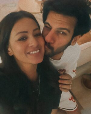 Barkha Bisht Sengupta Instagram - The winner takes it all ….. after months of being in a space where everyone tried to put you down .,,,, u have emerged stronger , better , and more positive than ever before , and yet just the same old Mehra …. So glad to have u back my bestest @karanveermehra 
#bigboss18 #winner
