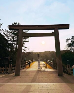 Becky Instagram - 伊勢へ、新年のご挨拶に。

伊勢神宮の内宮様、伊勢神宮の外宮様、猿田彦神社様で正式参拝させて頂きました。

１枚目の写真は内宮様で観た日の出の写真です。

本当にありがたい時間でした🙏