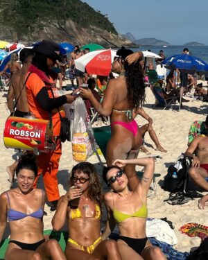 Bella Camero Instagram - Gente, lembra quando eu era triste??
Eu era apenas paulista !!1!!11!!

adoro quando vem o capacete rosa e quando o hai passa maquiagem pra sair , motoboy natalino, jogatina no boteco, o milho tava frio, a danni veio e o isqueiro DEVOLVA caiu no bueiro mas @nevedeisopor disse que ia mandar outro

e o @jgiordanoo finalmente elogiou minha dedicação na ginástica sim eu falo ginástica