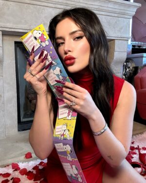 Bella Thorne Instagram - Sending something special to a fewwwww of my Valentines 💌💋over on @passes