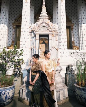 Bella Yang Instagram - 愛在暹羅天氣晴🧡👰☀️🌅🇹🇭
.
.
.
.
.
該找我們拍GL了吧🤣

#CBdiary #卡貝妻妻日記
