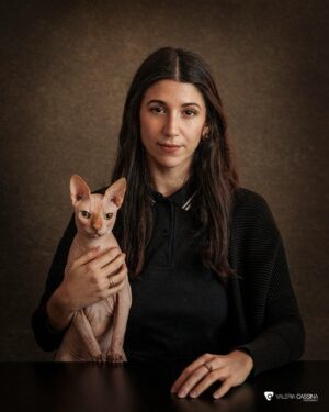Bely Basarte Instagram - Proyecto Kan: Bely Basarte, Molly y Otis

Bely Basarte no solo es una de las voces más especiales de su generación, sino también una artista que transforma cada experiencia en inspiración. Molly y Otis, sus dos gatos, son una parte fundamental de su vida y su música.

Molly llegó en sus primeros pasos como artista independiente, trayendo cariño, mientras que Otis le aporta calma en los momentos difíciles. Ellos no solo son su refugio, sino también los primeros en escuchar sus canciones, convirtiéndose en parte de su proceso creativo.

Gracias, Bely, por dejarnos entrar en tu mundo y mostrarnos el amor que compartes con ellos.
@czsbackdrops 
#ProyectoKan #BelyBasarte #MollyYOtis #arteymascotas