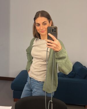 Benedita Pereira Instagram - Janeiro está a ser bom (para mim) 
1 - primeira selfie do ano a poucos metros da casa para onde vou viver em breve (e nesse dia não fazia ideia!!!)
2 - a primeira vez que visitei a casa
3 - a foto que o Álvaro me tirou à porta da escola 
4 - gentle reminder 
5 - camionista do crl
6 - ir ao São Gonçalinho em Aveiro é quase como estar numa zona de guerra: émuito difícil não apanhar com uma cavaca em cheio na tola! 😂
7 - a Kristine dos anos 50
8 - prometemos comprar a casa!
9 - nem a chuva o pára 
10 - fomos ver o Sonic 3 e eu gargalhei muito 
11 - antes de entrar em cena e por isso ainda com cara decente 😂
12 - a minha amiga @____joanasantos____ ganhou mais um prémio e eu estou muito orgulhosa dela!