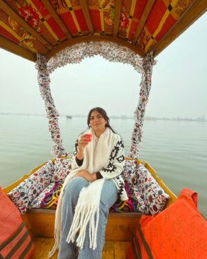 Bhumika Thakkar Instagram - Hum Jo Dekhe Sapne Pyaare Sach Ho Saare Bas Aur Kya ❤️

#dallake #dallakesrinagar #dallakeview #dallake❤️ #srinagarkashmir #srinagardiaries #kashmirvalley #kashmirlife #kashmirlakes #indiantravelblogger #indiantravelgram #indiantravelsquad #kashmirikahwa