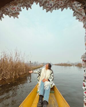 Bhumika Thakkar Instagram - Hum Jo Dekhe Sapne Pyaare Sach Ho Saare Bas Aur Kya ❤️

#dallake #dallakesrinagar #dallakeview #dallake❤️ #srinagarkashmir #srinagardiaries #kashmirvalley #kashmirlife #kashmirlakes #indiantravelblogger #indiantravelgram #indiantravelsquad #kashmirikahwa