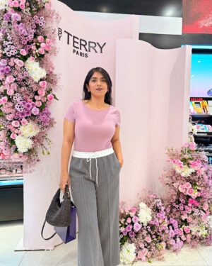 Bhumika Thakkar Instagram - Yesterday for the @byterryofficial Brightening CC Foundation launch @luxasiaindia @sephora_india 

One of the only makeup brands that focus more on skincare and hydration, all their products give a sheer glow and a radiant finish keeping skin super hydrated at the same time. If you have dry skin or are over 35, you will love this range especially. Because skin starts getting drier with age, this gives a lit from within kind of glow. You can expect the best from a French makeup/skincare brand.

#byterry #byterrymakeup #byterryofficial #indianmakeupandbeauty #luxasia #luxasiaindia #byterryindia #byterryxsephora #makeupevent