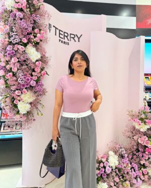 Bhumika Thakkar Instagram - Yesterday for the @byterryofficial Brightening CC Foundation launch @luxasiaindia @sephora_india 

One of the only makeup brands that focus more on skincare and hydration, all their products give a sheer glow and a radiant finish keeping skin super hydrated at the same time. If you have dry skin or are over 35, you will love this range especially. Because skin starts getting drier with age, this gives a lit from within kind of glow. You can expect the best from a French makeup/skincare brand.

#byterry #byterrymakeup #byterryofficial #indianmakeupandbeauty #luxasia #luxasiaindia #byterryindia #byterryxsephora #makeupevent