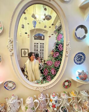 Bhumika Thakkar Instagram - If you visit Kashmir, don’t miss this beautiful and aesthetic cafe @chaijaai in Srinagar. Yes it’s the same cafe where Laila meets Majnu/Qais

I ordered the combo of Noon Chai (Pink Butter Tea) with Salted Sheermal. Not everyone likes Butter tea as it’s salty but it’s good to bring warmth to the body in a colder climate. Also had this in Ladakh. It’s an acquired taste but I didn’t mind it. 

#chaijaai #srinagar #srinagardiaries #srinagarkashmir #srinagarcafe #kashmirdairies #kashmirlife #aestheticcafe #lailamajnu #lailamajnucafe #indiantravelblogger #indiantravelgram #indiantravellers