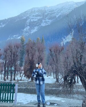 Bhumika Thakkar Instagram - I think they call this love 😍

#mountainsview #mountainlover #kashmirtourism #kashmirvalley #indiantravel #indiantraveller #snowcappedmountains #pahalgam #betaabvalley