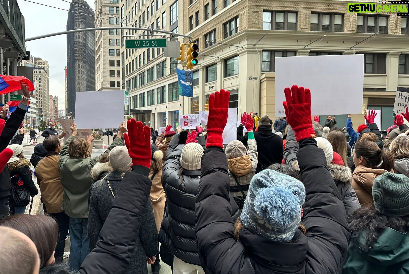 Bojana Novaković - 9.5K Likes - 🇷🇸
U znak podrške i solidarnosti je i dijaspora u Njujorku danas zastala.
SviĆe i Njujork će! 🐰
🇬🇧
As a sign of support and solidarity, the diaspora in New York stopped today.
Photo:
@1986ph
@johnnie_brada
@shustikla
