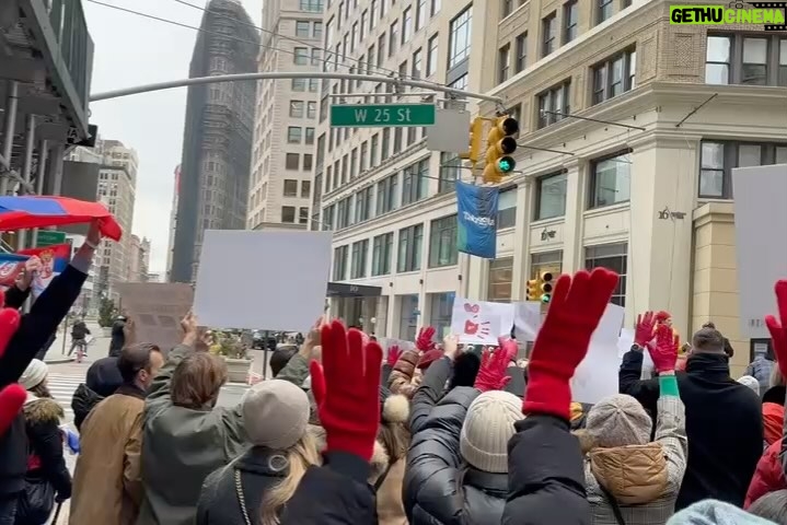 Bojana Novaković - 9.5K Likes - 🇷🇸
U znak podrške i solidarnosti je i dijaspora u Njujorku danas zastala.
SviĆe i Njujork će! 🐰
🇬🇧
As a sign of support and solidarity, the diaspora in New York stopped today.
Photo:
@1986ph
@johnnie_brada
@shustikla