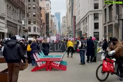 Bojana Novaković - 9.5K Likes - 🇷🇸
U znak podrške i solidarnosti je i dijaspora u Njujorku danas zastala.
SviĆe i Njujork će! 🐰
🇬🇧
As a sign of support and solidarity, the diaspora in New York stopped today.
Photo:
@1986ph
@johnnie_brada
@shustikla