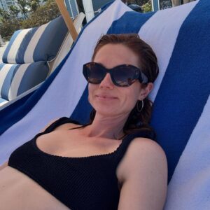 Bonnie Wright Instagram - An incredibly rare moment to myself on a beach. Just me, my library book and a popsicle 🐚